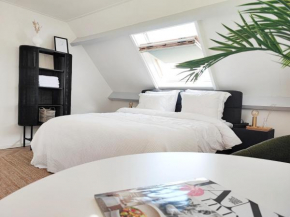Guesthouse at the Amstel river with 2BR 2BA and garden